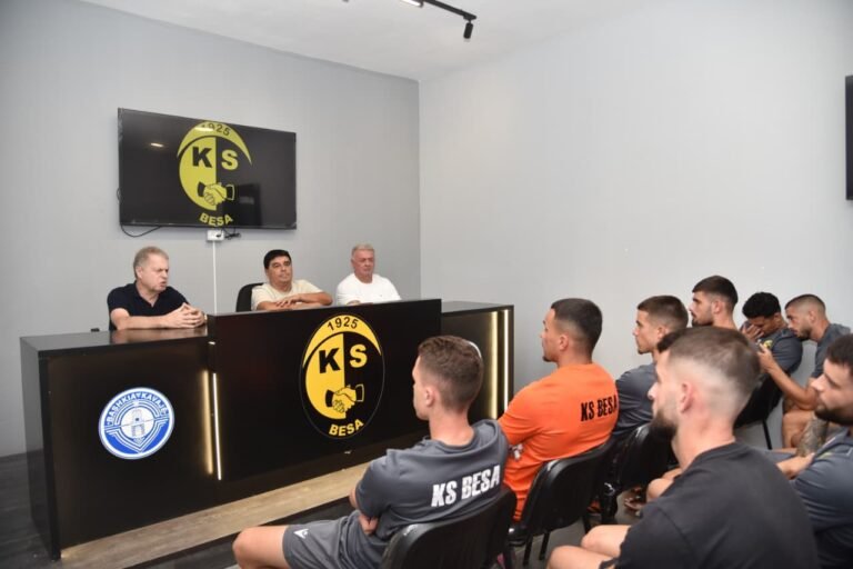 trajneri-Duro-dhe-Bizhdili-gjate-prezantimit